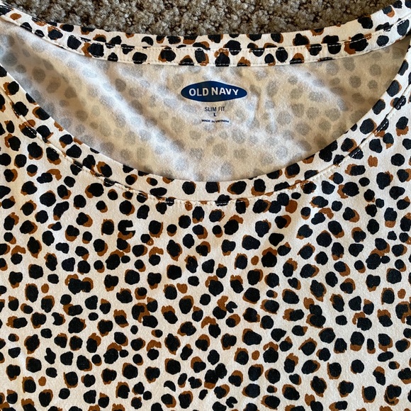 Old Navy Slim Fit Chetah T-shirt - Picture 4 of 4